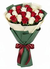 Букет Микс из красных и белых роз в Домбаровский