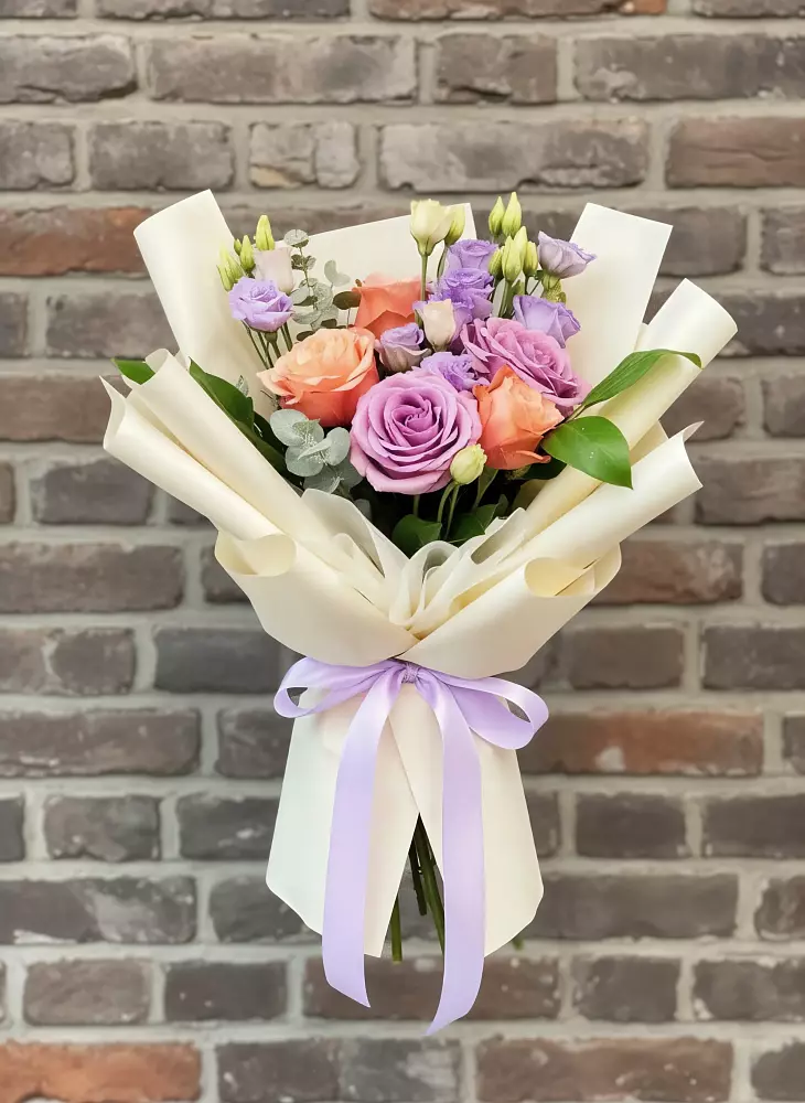 Букет цветов из: Лизиантусы и Розы в Домбаровский