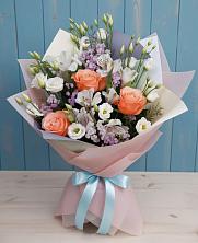 Букет цветов из:  Лизиантусы, Розы, Альстромерии и Гипсофила в Домбаровский