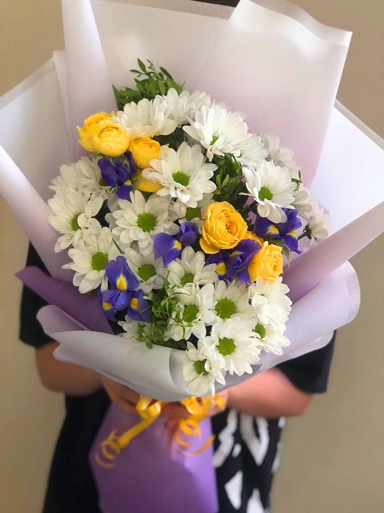 Букет цветов из: Ирисы, Хризантемы и Розы в Домбаровский