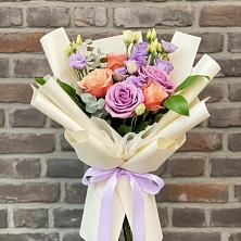 Букет цветов из:  Лизиантусы и Розы в Домбаровский