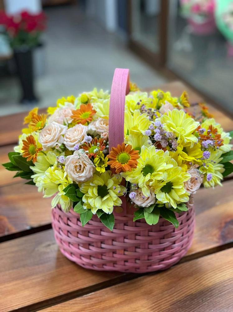 Цветочная композиция из Хризантемы и Розы в корзине в Домбаровский