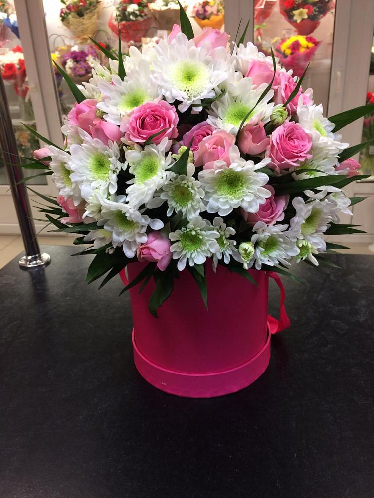 Цветочная композиция из Розы и Хризантемы в шляпной коробке в Домбаровский